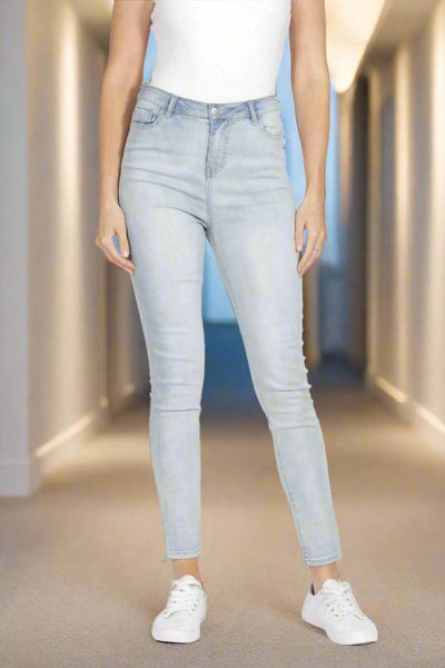 Betty Basics Rizzo Jean in Light Indigo